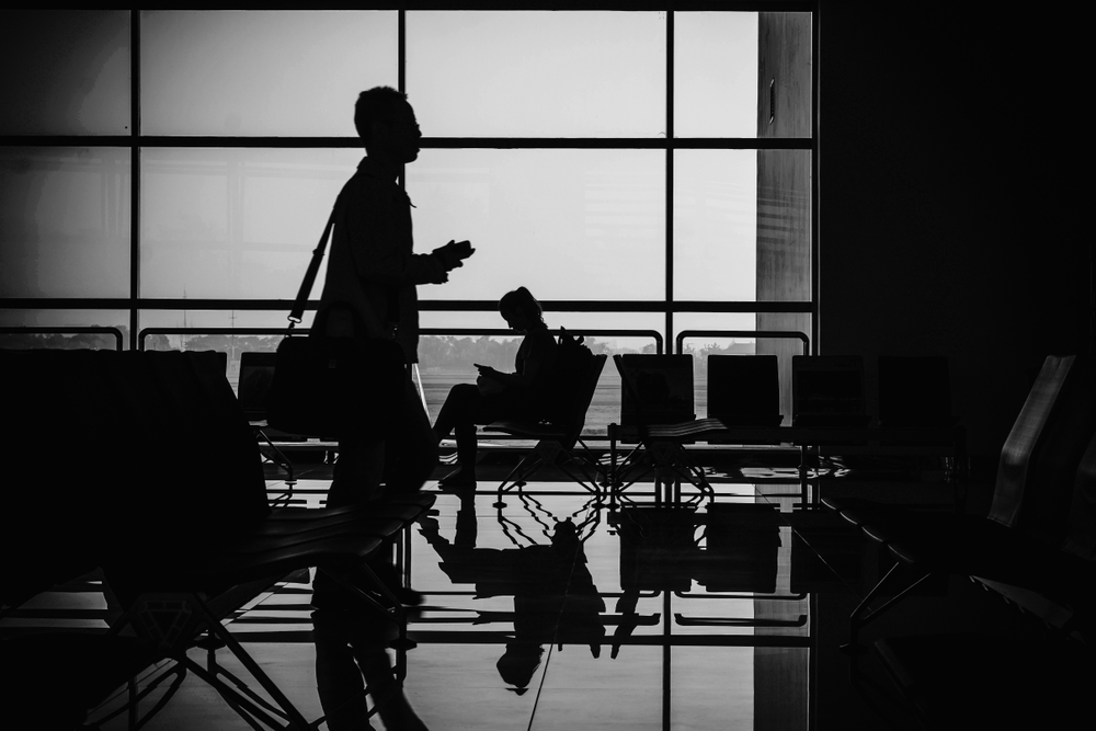 persoane in sala de asteptare aeroport