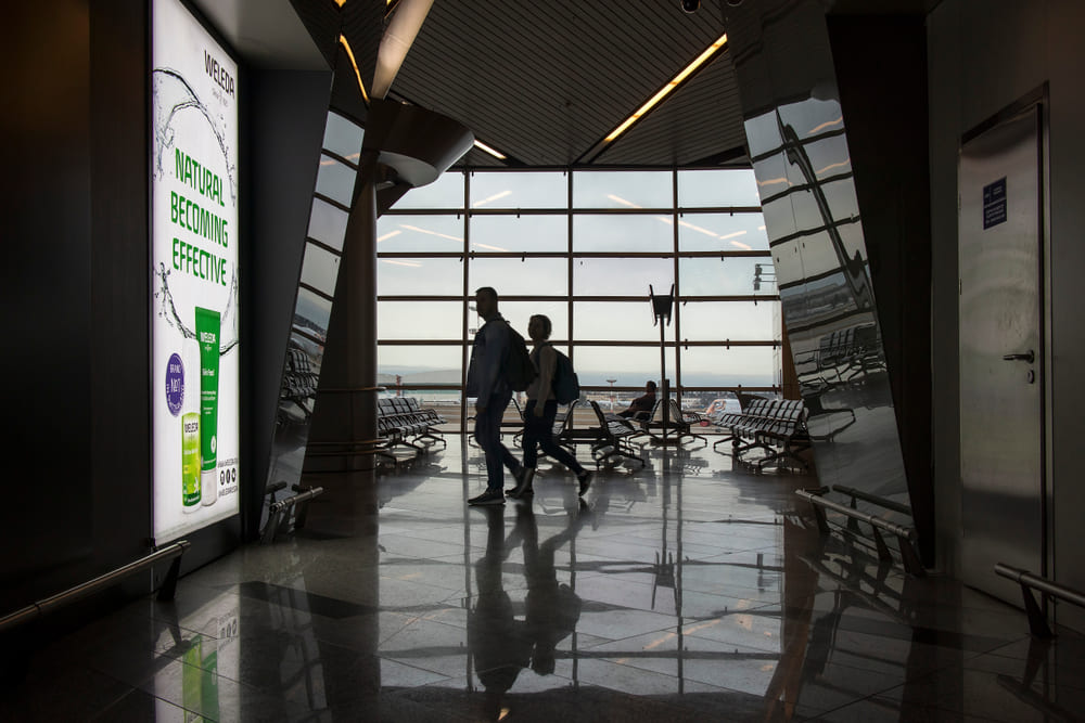 oameni în aeroport