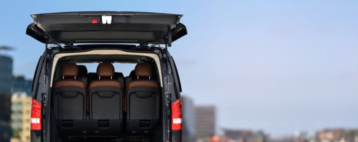 Grup mic de oameni care inchiriaza o masina