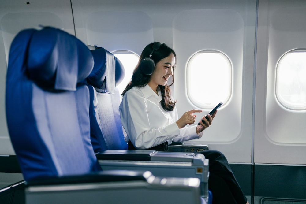 Femeie care calatoreste cu avionul