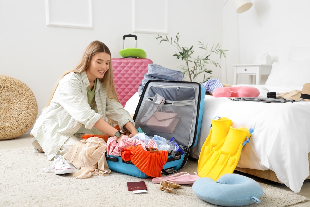 Femeie care isi face bagajul pentru calatorie