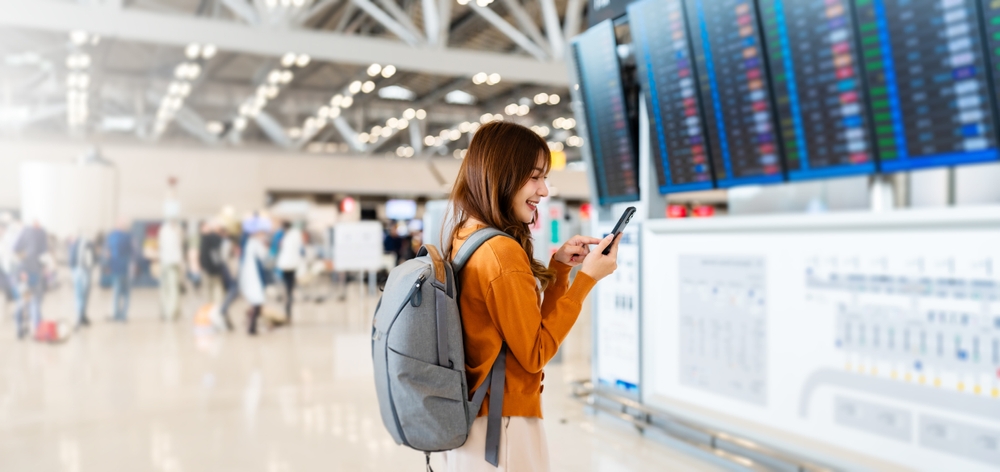 femeie care verifica aplicatia AirHelp