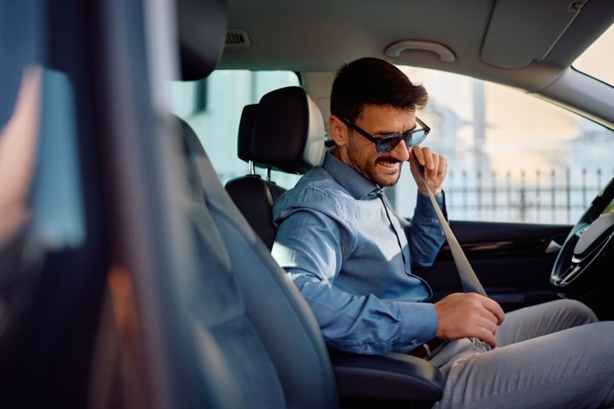 Un freelancer care închiriază o mașină